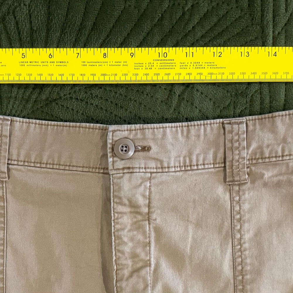 Old Navy Tan Beige Utility Cotton Chino Shorts, Women's XL, 4.5" Inseam - Picture 4 of 6